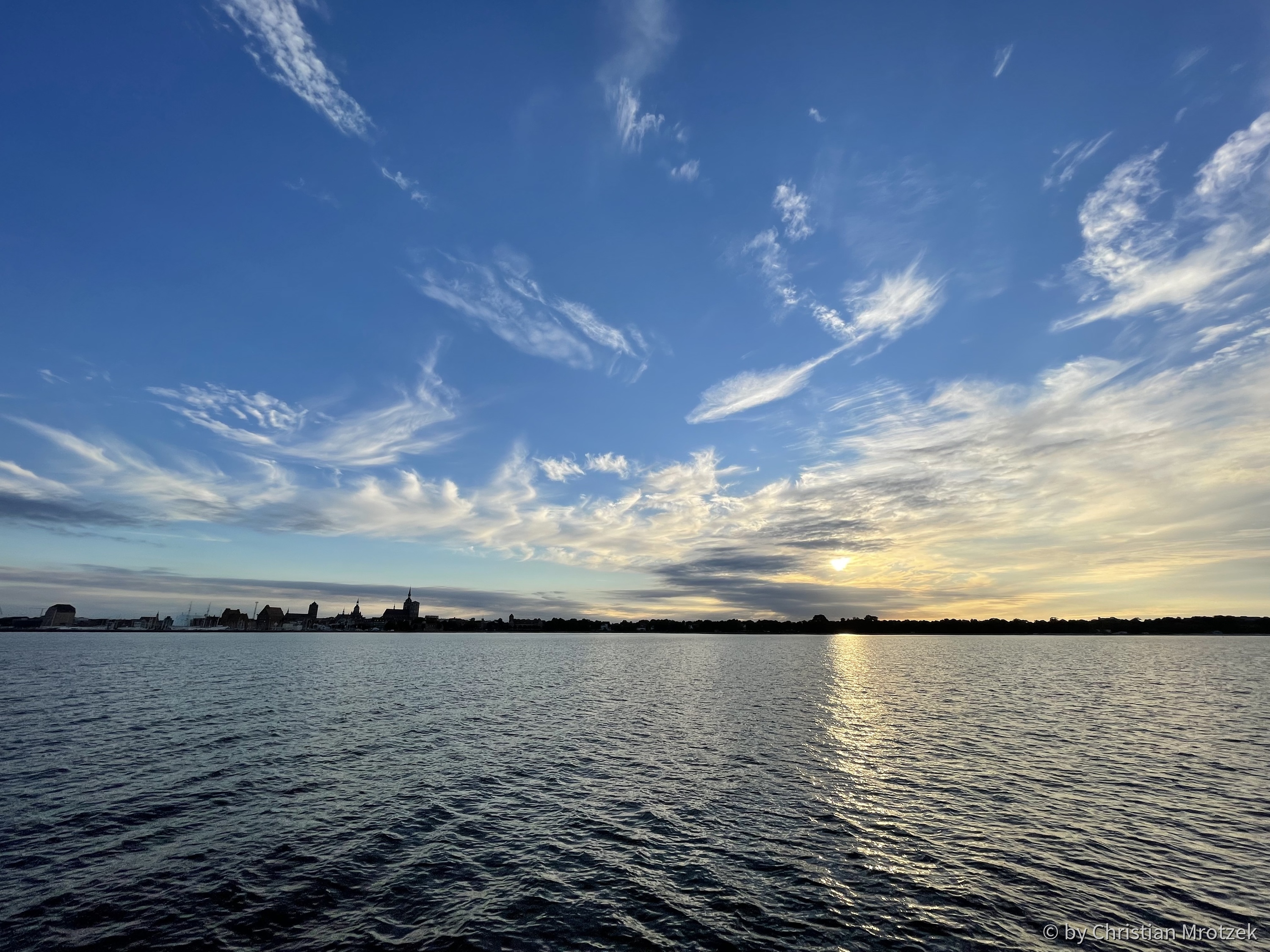 Sonnenuntergang über Stralsund vom Schiff aufgenommen am 25. September 2021