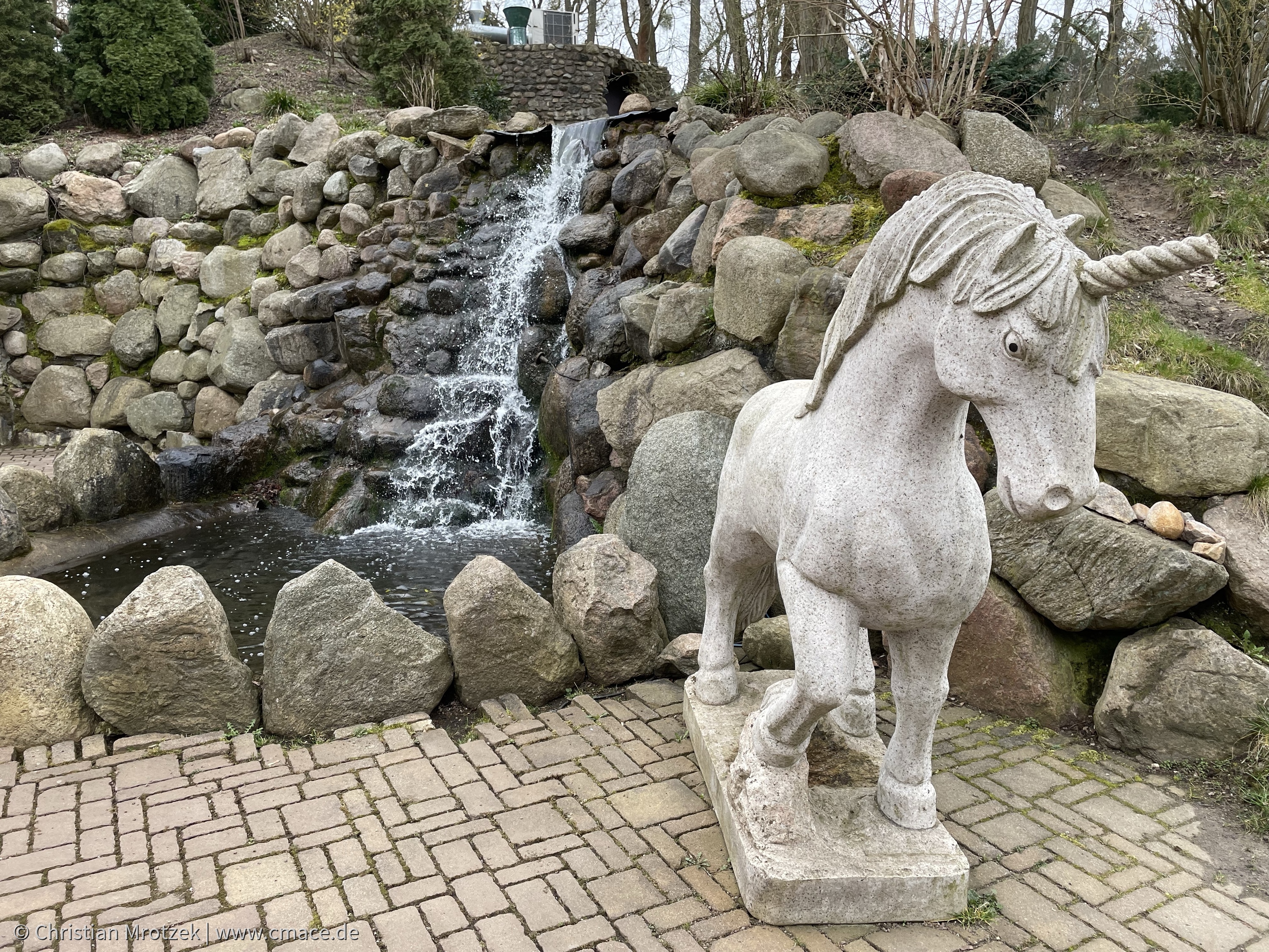 Vor dem Hotel, der Wasserfall