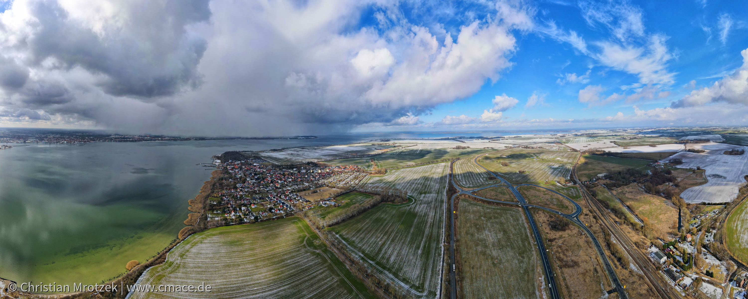 Schneesturm / Panorama-Bild über Altefähr