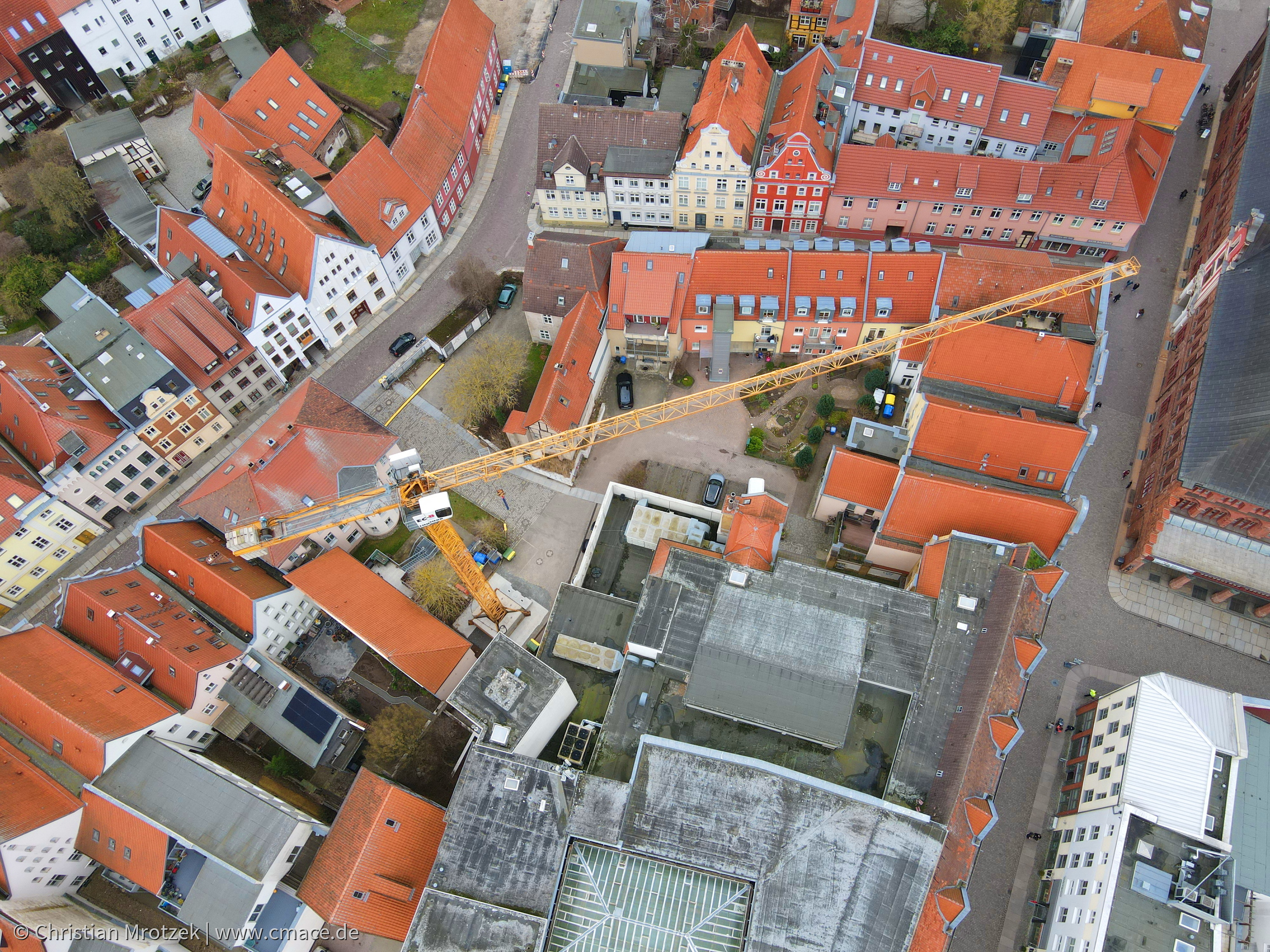 Baukran in der Altstadt Stralsund im März 2023 nach dem Aufbau