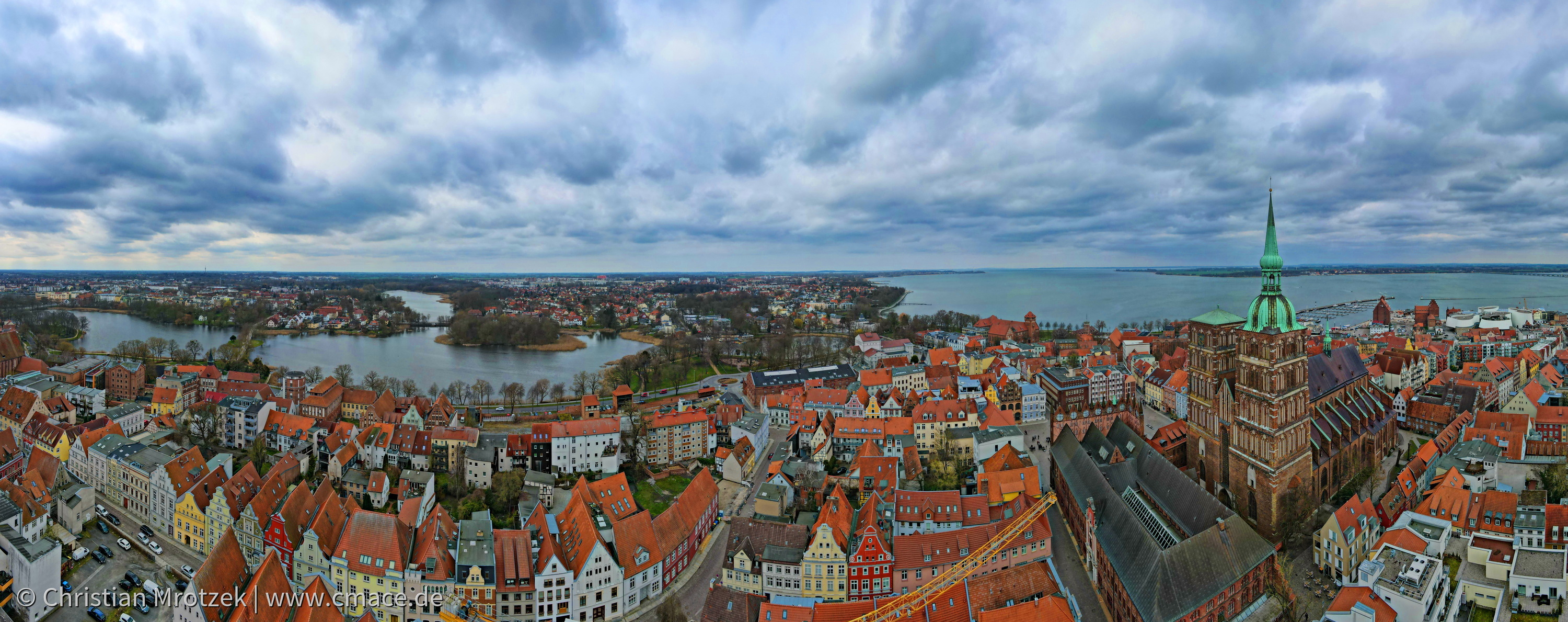 Baukran in der Altstadt Stralsund im März 2023 nach dem Aufbau