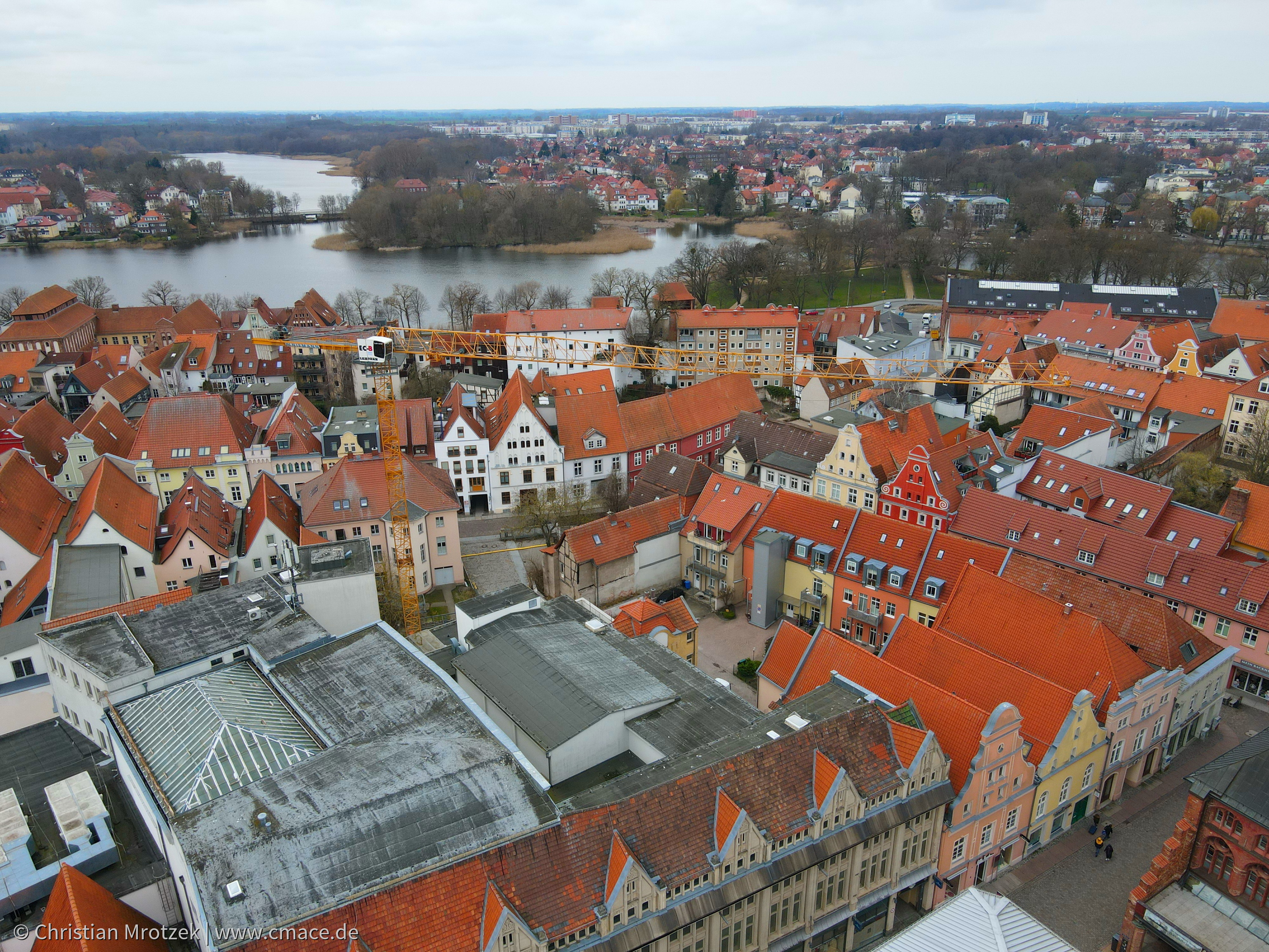 Baukran in der Altstadt Stralsund im März 2023 nach dem Aufbau