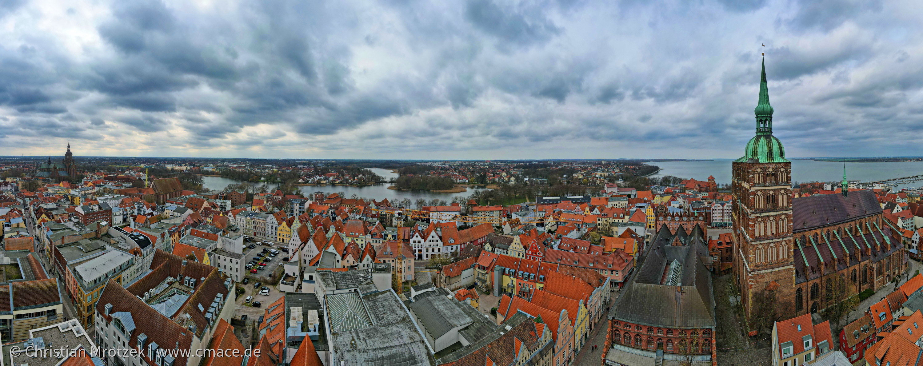 Baukran in der Altstadt Stralsund im März 2023 nach dem Aufbau