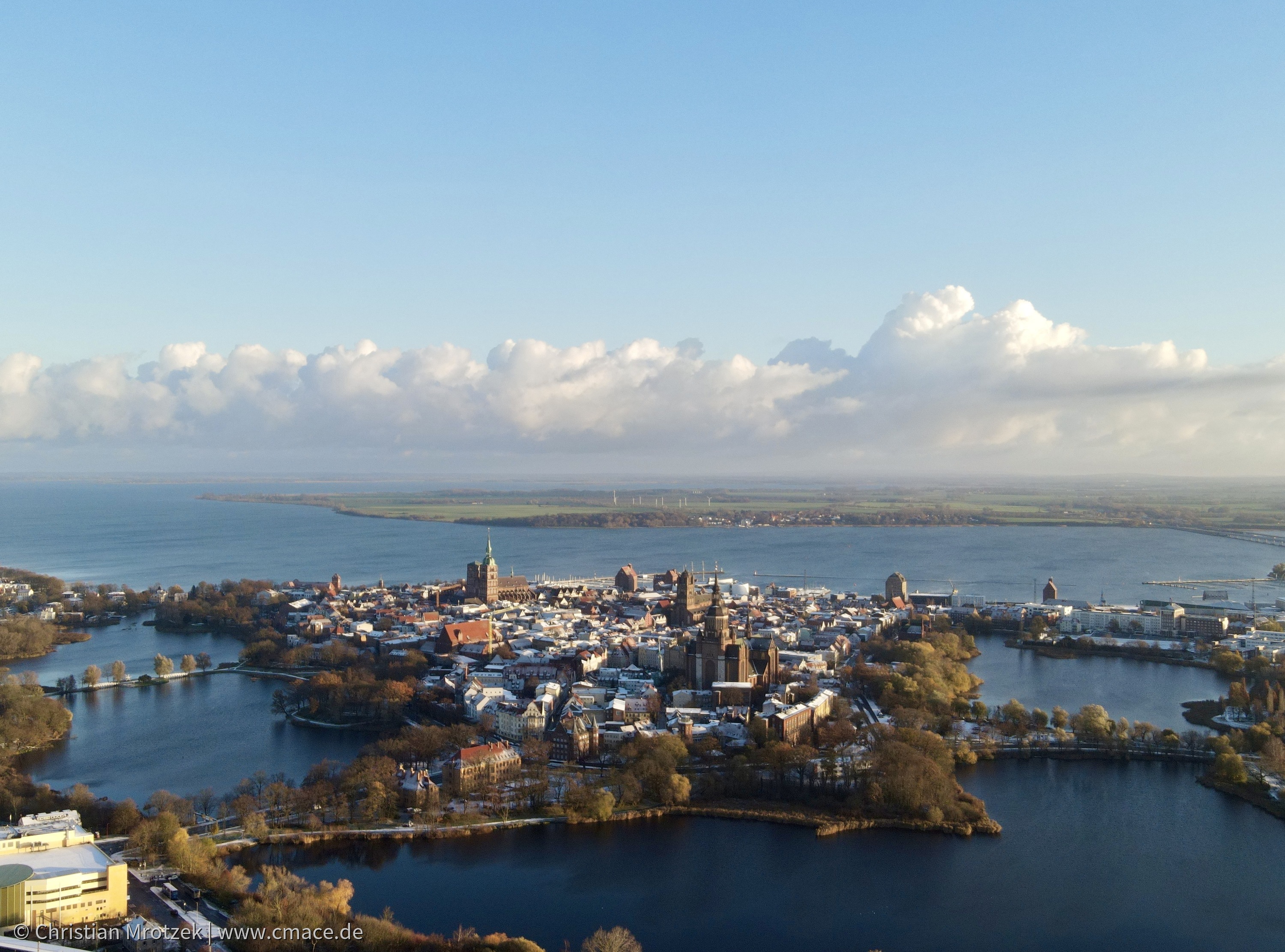 Wintermorgen über Stralsund – Ein Drohnenblick auf die verschneite Hansestadt