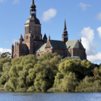 Die majestätische Marienkirche in Stralsund im Sonnenschein